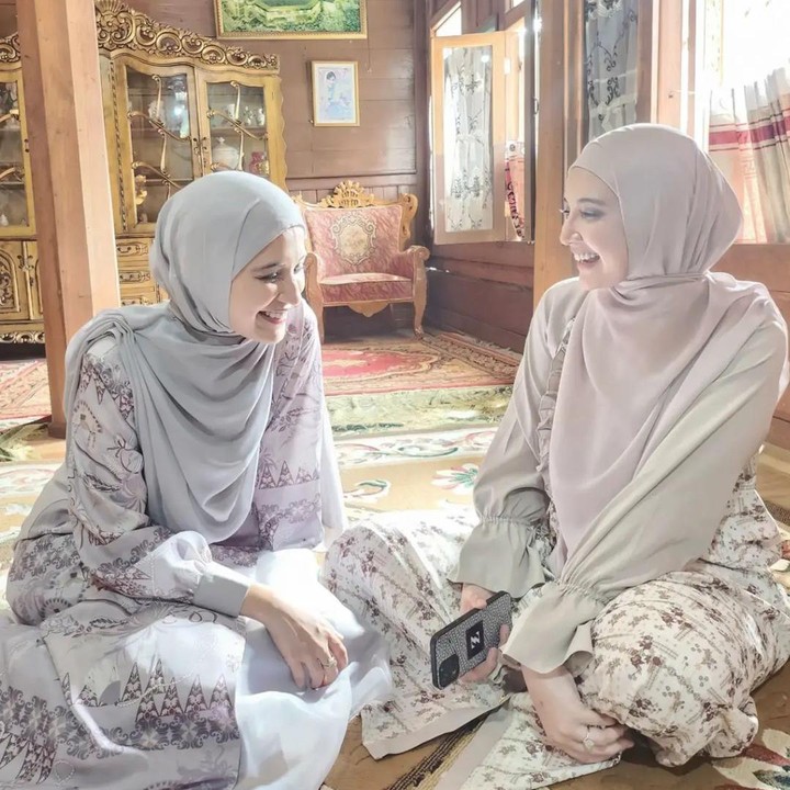 <p>Zaskia dan Shireen Sungkar membagikan postingan foto terbaru di akun Instagram pribadi. Ternyata, keduanya baru saja pulang ke kampung halaman yang berada di Solok, Sumatra Barat. (Foto: Instagram @shireensungkar dan @zaskiasungkar15)<br /><br /><br /></p>