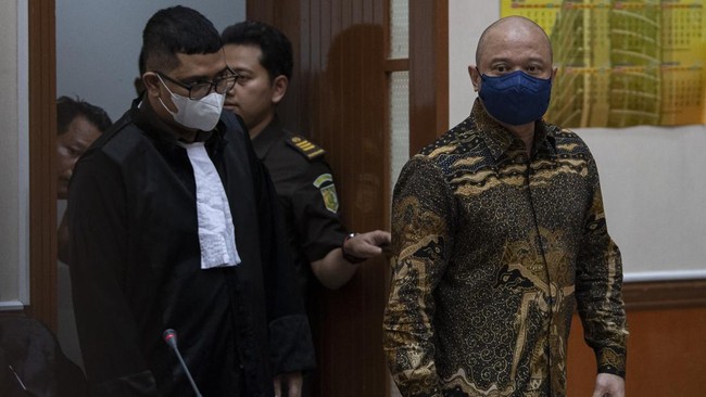 Kapuspenkum Kejagung Ketut Sumedana pun mengkritik tindakan tim penasihat hukum Teddy Minahasa yang meminta identitas tim jaksa penuntut umum.