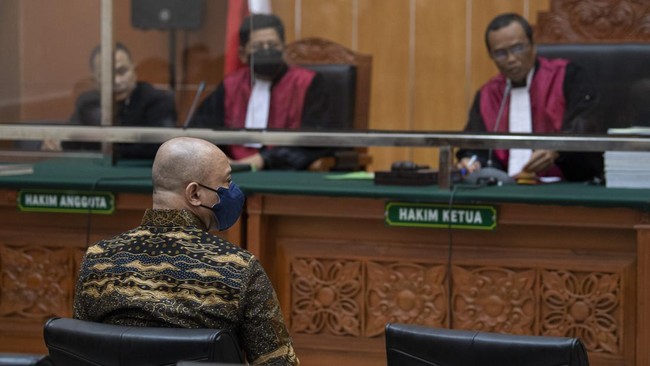 Sidang dengan terdakwa eks Kapolres Bukittinggi AKBP Dody Prawiranegara ditunda sementara lantaran Teddy Minahasa tak kunjung hadir di persidangan.