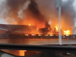 Ngeri! 10 Menit Kecelakaan Beruntun: 16 Orang Tewas, Truk Terbakar, Mobil Terbalik