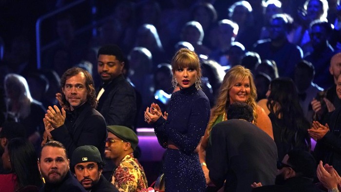 Taylor Swift claps in the audience at the 65th annual Grammy Awards on Sunday, Feb. 5, 2023, in Los Angeles. (AP Photo/Chris Pizzello)