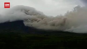 VIDEO: Detik-detik Semeru Luncurkan Awan Panas Guguran 6 Kilometer