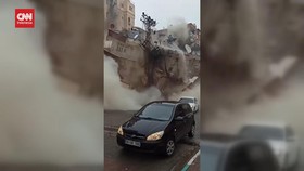 VIDEO: Momen Bangunan Runtuh Pasca Gempa Turki. Warga Berhamburan