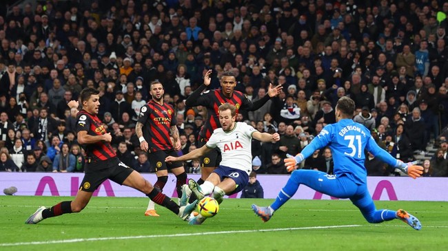 Harry Kane resmi menyandang status sebagai pencetak gol terbanyak sepanjang sejarah Tottenham Hotspur sekaligus masuk 'Club 200' Premier League.
