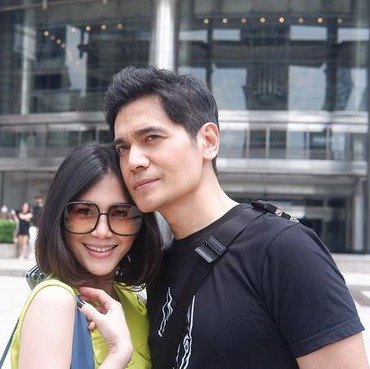 7 Potret Mesra Tyo Nugros Eks Drummer Dewa 19 Bareng Kekasih