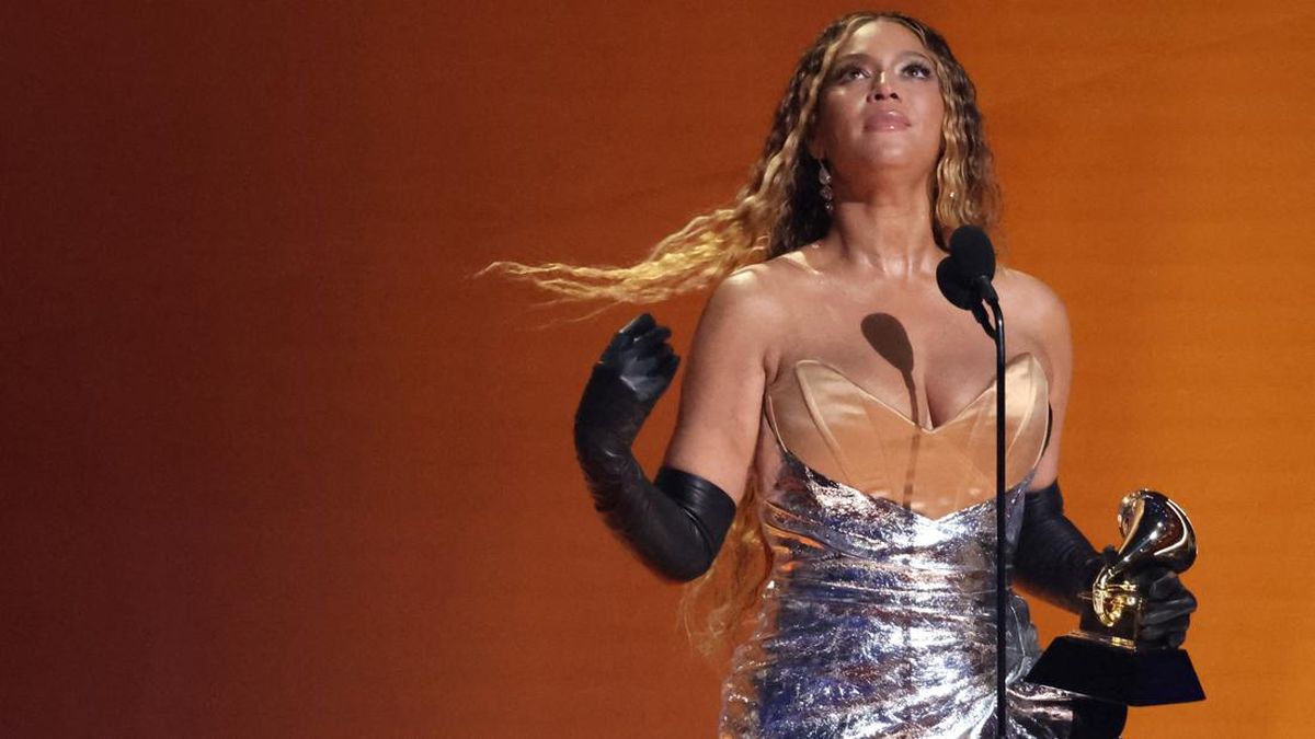 Beyonce Setop Konser gegara Mobil Gantung Mendadak Miring