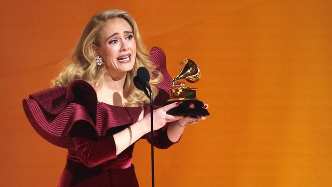 Adele mengumumkan menghentikan sementara konser residensi Weekends with Adele lantaran sakit.