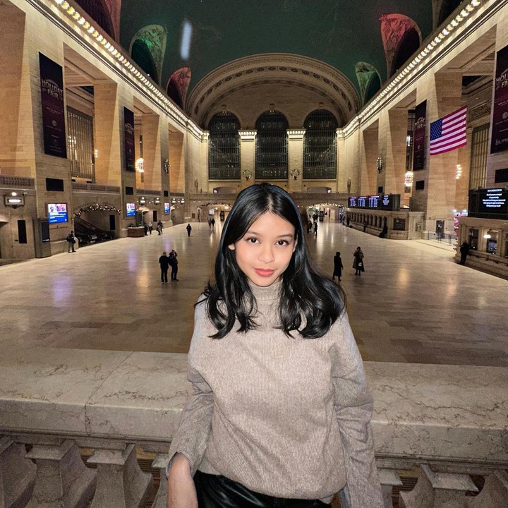 <p>Yasmeen memang memiliki paras cantik, natural, dan bergaya <em>fashionable.</em> Melalui media sosial, ia juga kerap membagikan potre keseharian, termasuk OOTD, lho. (Foto: Instagram @yasmeenbianda)<br /><br /><br /></p>
