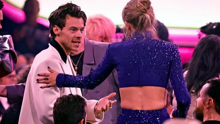 LOS ANGELES, CALIFORNIA - FEBRUARY 05: (FOR EDITORIAL USE ONLY) (L-R) Harry Styles and Taylor Swift speak during the 65th GRAMMY Awards at Crypto.com Arena on February 05, 2023 in Los Angeles, California. (Photo by Frazer Harrison/Getty Images)