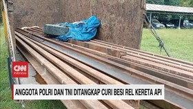 VIDEO: Anggota Polri dan TNI Mencuri Besi Rel Kereta Api