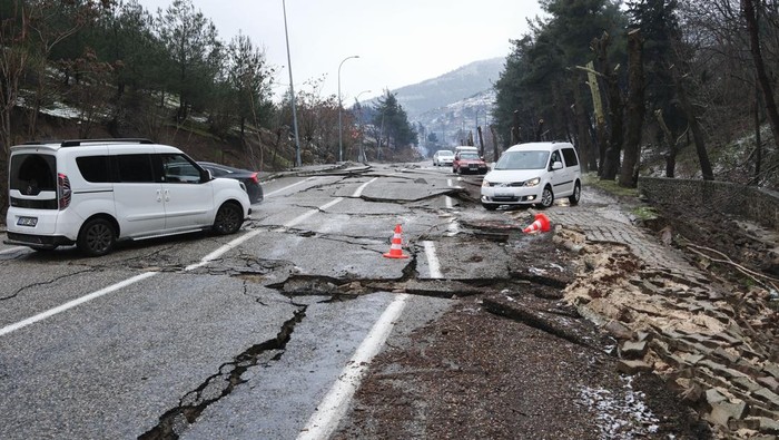GAZIANTEP, TURKIYE - FEBRUARY 06: Damage occurred on the roads in Fevzipasa town of Gaziantep's Islahiye district due to earthquakes of magnitude 7.7 and 7.6 affecting 10 provinces centered in Turkiye's Kahramanmaras, on February 06, 2023 in Gaziantep, Turkiye. Early Monday morning, a strong 7.7 earthquake, centered in the Pazarcik district, jolted Kahramanmaras and strongly shook several provinces, including Gaziantep, Sanliurfa, Diyarbakir, Adana, Adiyaman, Malatya, Osmaniye, Hatay, and Kilis. Later, at 13.24 p.m. (1024GMT), a 7.6 magnitude quake centered in Kahramanmaras' Elbistan district struck the region. Turkiye declared 7 days of national mourning after deadly earthquakes in southern provinces. (Photo by Emin Sansar/Anadolu Agency via Getty Images)