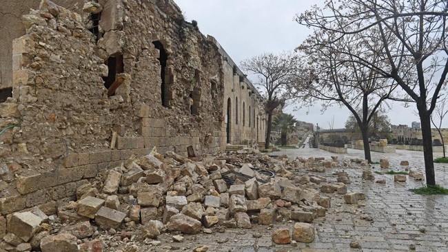Gempa dahsyat berimbas pada rusaknya sejumlah tempat wisata di Turki. Beberapa bangunan bersejarah dilaporkan roboh.