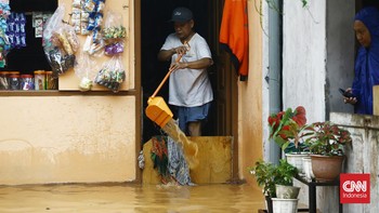 FOTO: Banjir Rendam Rumah & Putus Akses di Sekitar RS Fatmawati Jaksel