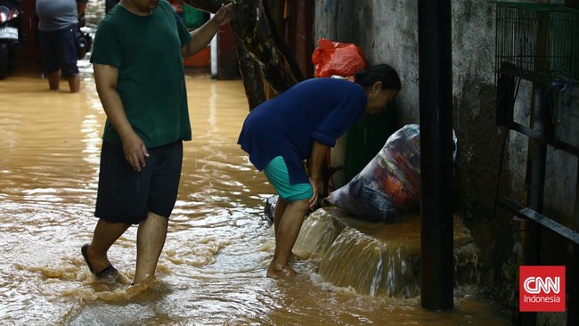 Banjir tercatat di Jakarta Timur, Jakarta Selatan, Jakarta Utara dan Jakarta Barat. BPBD melaporkan 26 jiwa mengungsi akibat banjir.
