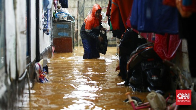 BPBD DKI Jakarta masih menanggulangi banjir akibat hujan sedang hingga lebat yang terjadi pada Jumat (7/7).
