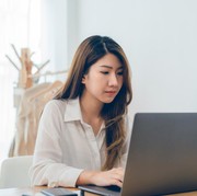 Perempuan Wajib Simak! 5 Cara Cerdas Jaga Keseimbangan Karier dan Kehidupan Pribadi tanpa Stres