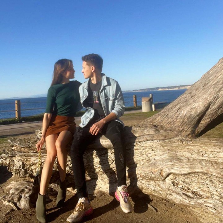 <p>Lewat Instagram, Cinta Laura kerap memperlihatkan potret bersama sang kekasih. Mereka terlihat sangat romantis di setiap potretnya, Bunda. (Foto: Instagram @claurakiehl)</p>