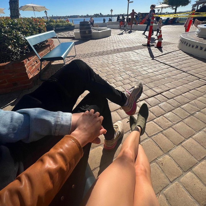 <p>Aktris berusia 29 tahun itu juga mengunggah foto romantis ketika mereka sedang bergandengan tangan ketika plesir ke kawasan La Jolla. (Foto: Instagram @claurakiehl)</p>
