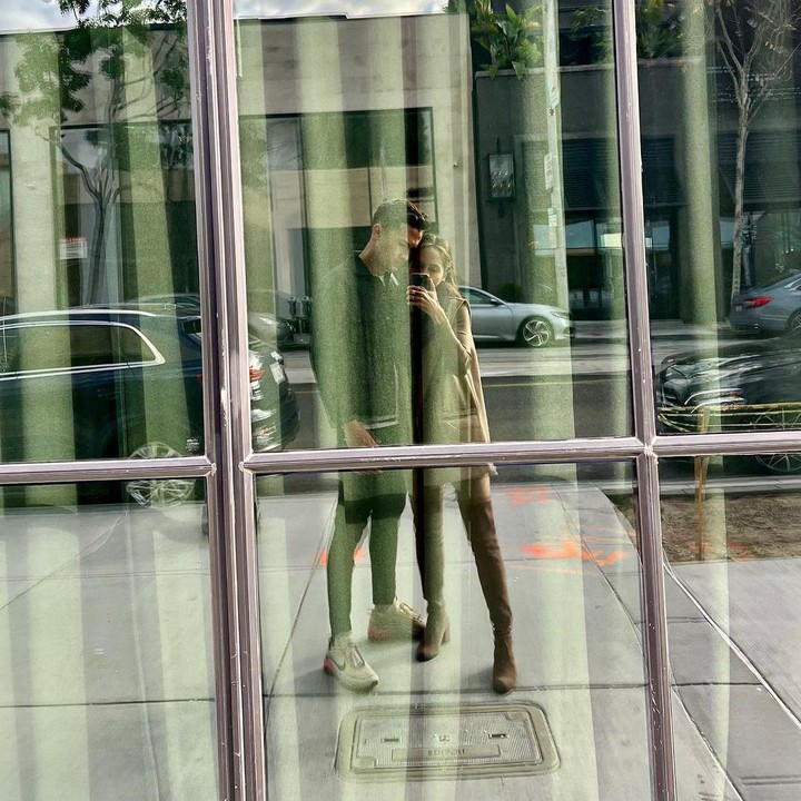 <p>Tak lupa, Cinta Laura membagikan potret<em> mirror selfie</em> kekinian bersama Vasco. Banyak netizen mendoakan agar hubungan mereka langgeng, Bunda. "Suka banget sama pasangan ini, langgeng terus ya," komentar akun @nurhalima***** (Foto: Instagram @claurakiehl)</p>