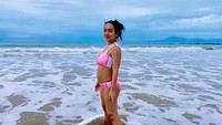 <p>Belum lama ini, Dea memamerkan postpartum belly-nya usai melahirkan. Meski sudah hampir 8 bulan, postpartum belly Dea ternyata belum juga hilang. (Foto: Instagram @dea_ananda)</p>
