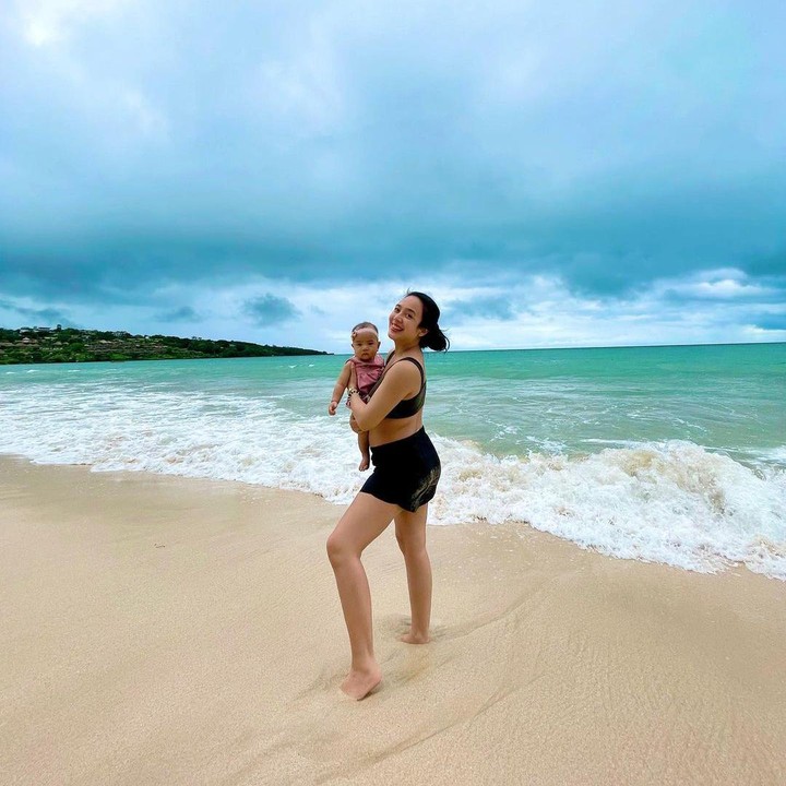 <p>Dea mengunggah video singkat saat berada di pantai. Tampak Bunda satu anak ini memamerkan postpartum bellynya dengan bangga. (Foto: Instagram @dea_ananda)</p>