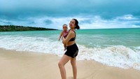 <p>Dea mengunggah video singkat saat berada di pantai. Tampak Bunda satu anak ini memamerkan postpartum bellynya dengan bangga. (Foto: Instagram @dea_ananda)</p>