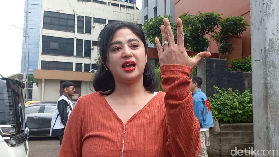 dewi perssik