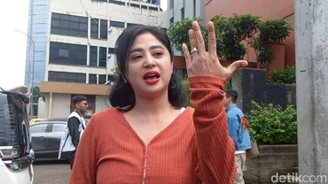 img-title Cerita Awal Perkenalan Dewi Perssik dengan Pilot yang Melamarnya