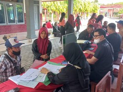 Jemput Bola ke Sekolah, Disdukcapil Banyuwangi Rekam e-KTP Pemilih Baru