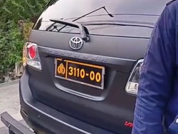 Viral Fortuner Pelat Dinas Polisi Terobos Lampu Merah-Tabrak Pemotor, Ini Aturannya