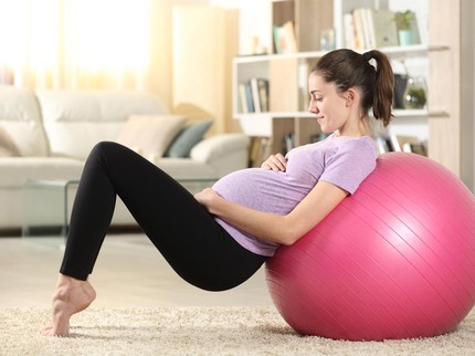 9 Gerakan Gym Ball untuk Ibu Hamil di Trimester 2 dan 3 Beserta Manfaatnya