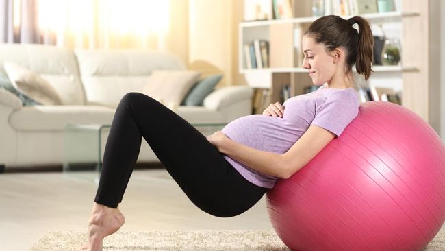 7 Latihan untuk Merangsang Persalinan Lebih Lancar, Salah Satunya Main Gym Ball