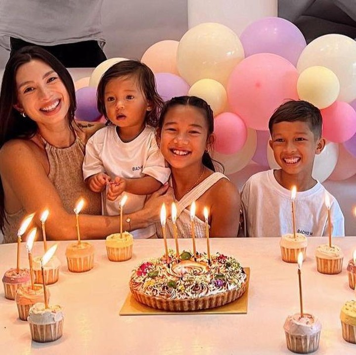 <p>Tak hanya tiup lilin dan makan bersama, Kiyomi juga asyik berbagai keseruan barengtema-teman terdekatnya. Ada beberapa perlombaan sederhana yang disiapkan Jennifer untuk memeriahkan hari ulang tahun Kiyomi. (Sumber: Instagram @jenniferbachdim)</p>