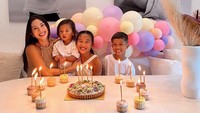 <p>Tak hanya tiup lilin dan makan bersama, Kiyomi juga asyik berbagai keseruan barengtema-teman terdekatnya. Ada beberapa perlombaan sederhana yang disiapkan Jennifer untuk memeriahkan hari ulang tahun Kiyomi. (Sumber: Instagram @jenniferbachdim)</p>