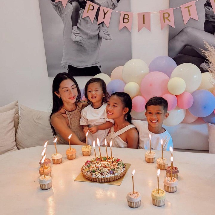 <p>Perayaan hari ulang tahun Kiyomi diperlihatkan Jennifer Bachdim melalui akun Instagram pribadinya. Ultah Kiyomi dirayakan sederhana di rumah bersama keluarga dan juga teman-teman terdekatnya. (Sumber: Instagram @jenniferbachdim)</p>