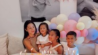 <p>Perayaan hari ulang tahun Kiyomi diperlihatkan Jennifer Bachdim melalui akun Instagram pribadinya. Ultah Kiyomi dirayakan sederhana di rumah bersama keluarga dan juga teman-teman terdekatnya. (Sumber: Instagram @jenniferbachdim)</p>