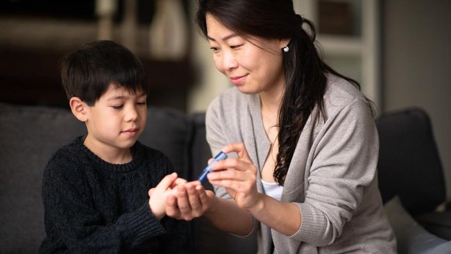 Pada umumnya, gejala diabetes pada anak sama seperti orang dewasa. Namun, ada gejala khas diabetes pada anak, terutama tipe 1, yang perlu dikenali orang tua.