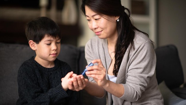 Belajar Tega Saat Si Kecil Menyuntik Insulin Sendiri Memiliki anak dengan diabetes tipe 1 bukan perkara mudah. Michella (30) harus belajar tega melihat si kecil menyuntikkan insulin ke tubuhnya sendiri.