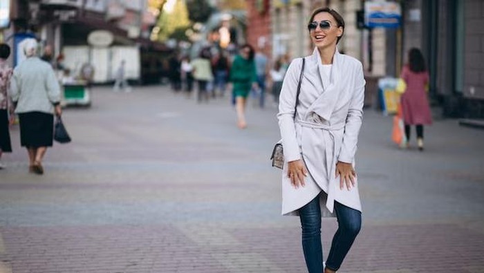 Ilustrasi Perempuan Jalan/Foto : Freepik.com/senivpetro