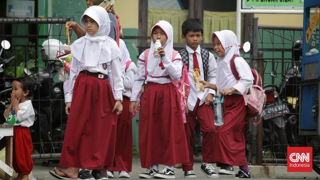 Prabowo mengusulkan sumbang duit Rp100 ribu per bulan untuk memenuhi kebutuhan sekolah satu anak di Indonesia.