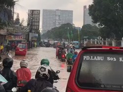 Banyak Motor Mogok Saat Terabas Genangan di Fatmawati Jaksel