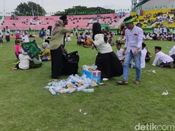 Relawan-Nahdliyin Gelar Aksi Punguti Sampah Usai Puncak 1 Abad NU