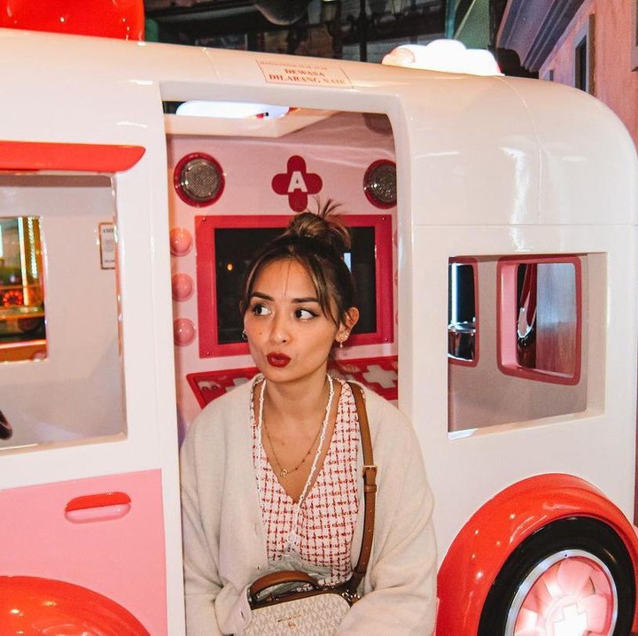 <p>Penampilan terbaru Joanna Alexandra ketika mengajak anak-anak bermain di mall langsung mencuri perhatian netizen. Mereka memuji penampilan aktris 35 tahun ini. "Mama cantik," puji @naomid**** (Foto: Instagram @joannaalexandra)</p>