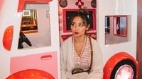 <p>Penampilan terbaru Joanna Alexandra ketika mengajak anak-anak bermain di mall langsung mencuri perhatian netizen. Mereka memuji penampilan aktris 35 tahun ini. "Mama cantik," puji @naomid**** (Foto: Instagram @joannaalexandra)</p>