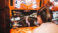 <p>Di sana, Joanna Alexandra justru terbawa suasana ketika mengajak anak-anak bermain. Ia ikut mencoba berbagai mesin permainan. "<em>Slide kedua adalah permainan favorit kalau ke t*mezone or any arcade,"</em> tulis Joanna dalam unggahannya. (Foto: Instagram @joannaalexandra)</p>