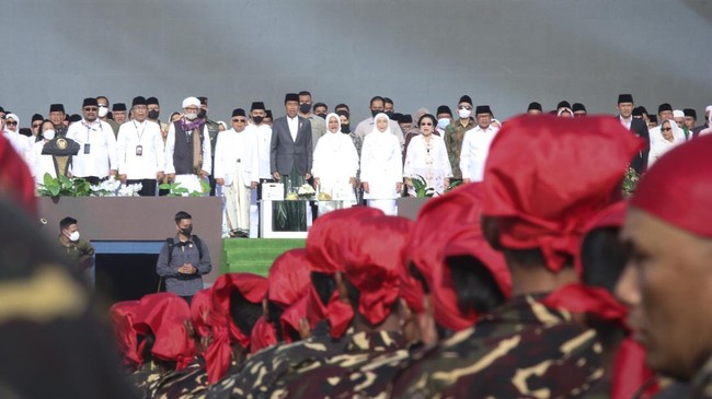 Ketua Umum Pengurus Besar Nahdlatul Ulama (PBNU) Yahya Cholil Staquf mengantar keluarga besar NU memasuki abad ke-2 NU dengan doa-doa harapan.