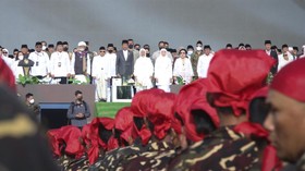 img-title Gus Yahya Sambut Abad ke-2 NU, Banser Atraksi Depan Jokowi
