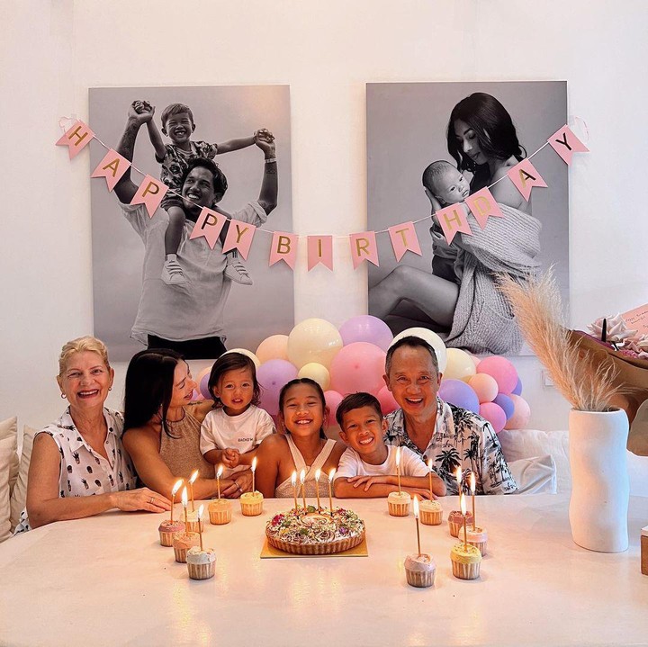 <p>Tak ketinggalan pula nenek dan kakek Kiyomi juga turut hadir. "Selamat ulang tahun anak pertama kami, putri kami, anak perempuan kami (emoji hati), Kamu begitu spesial, kakak perempuan yang begitu perhatian, anak perempuan yang terbaik, dan perempuan kecil yang sangat manis yang pernah ada," tulis Jennifer di captionnya. (Sumber: Instagram @jenniferbachdim)</p>