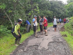Tolong, Jalan di Desa Cempaga Buleleng Rusak Parah Sejak Tahun 2015