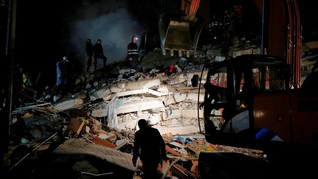 Korban meninggal dunia akibat gempa di Turki dan Suriah kini tembus hingga 11.104 jiwa, melampaui perkiraan Survei Geologi AS.